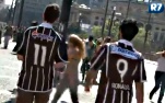 Corintianos trabalham com a camisa do Timão